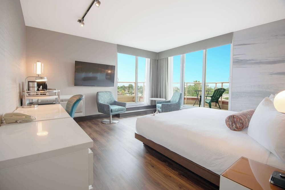 Coast, Premium, King Bed، Coast Victoria Hotel Marina By Apa 7/9