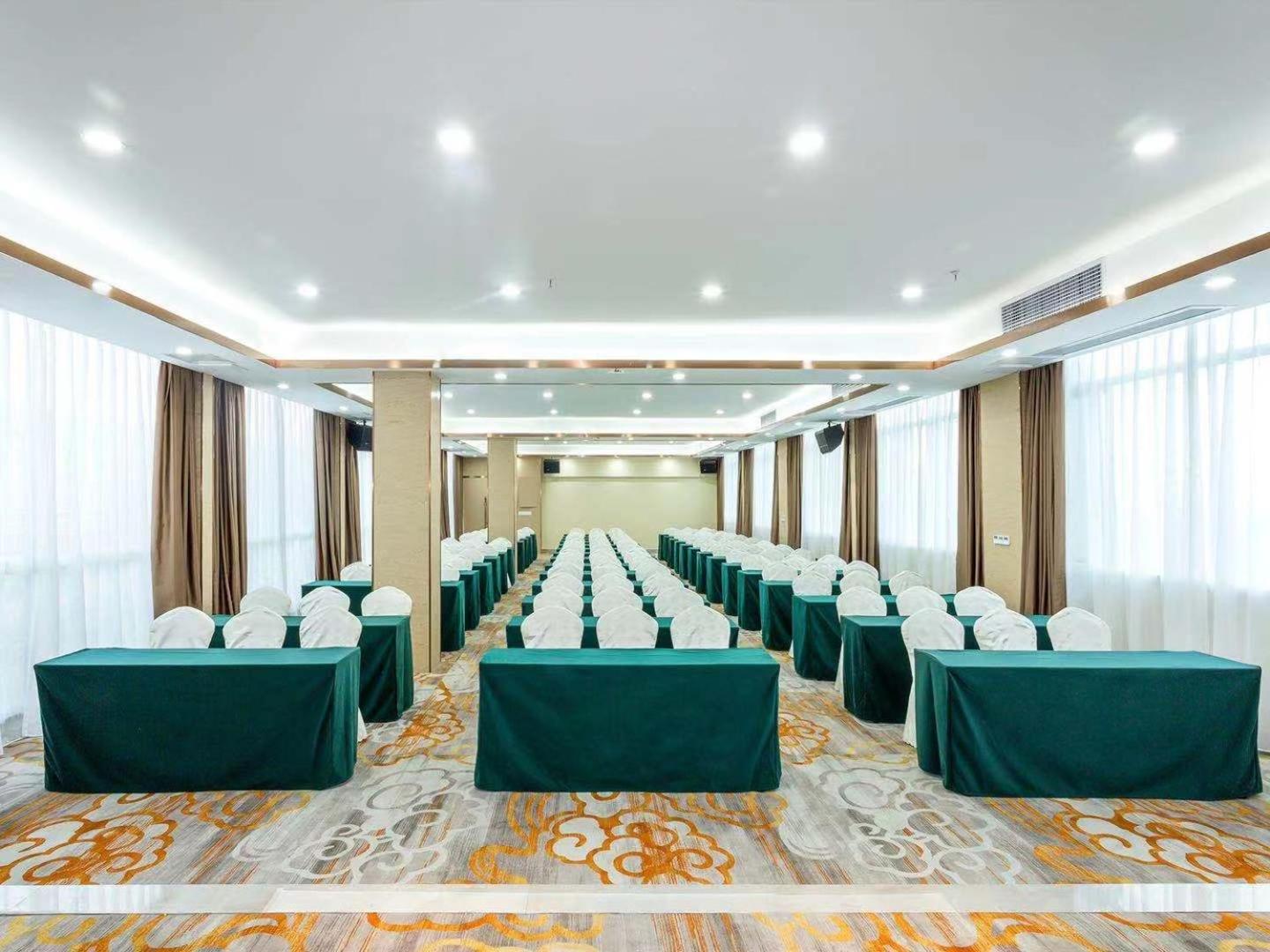 Vienna Hotel (Foshan West Railway Station Airport Branch) 19/23