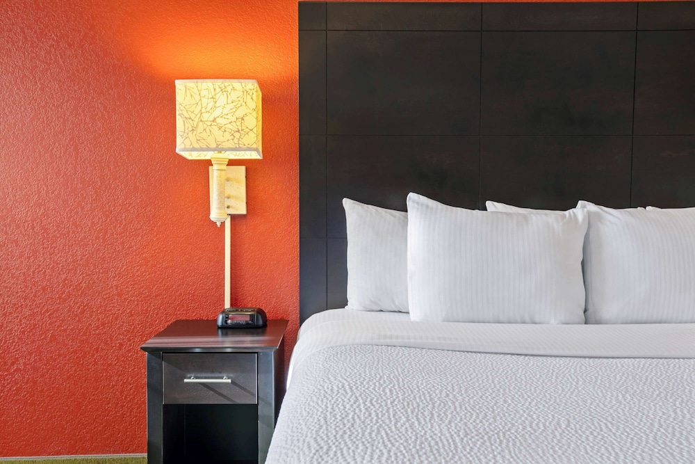 La Quinta Inn & Suites by Wyndham Dallas DFW Airport North 18/55