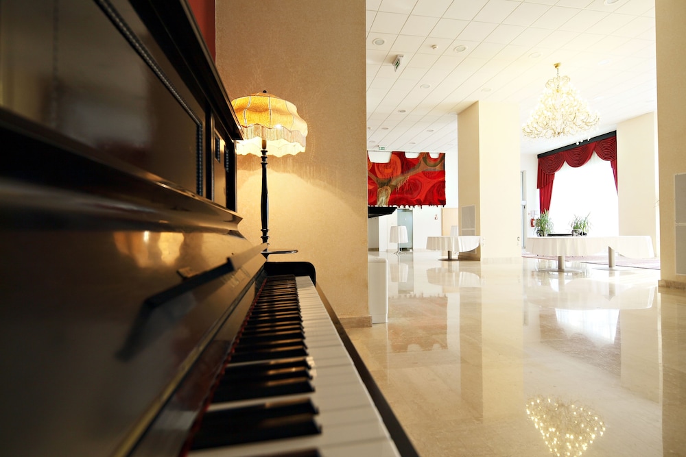Radin Hotel 4/43