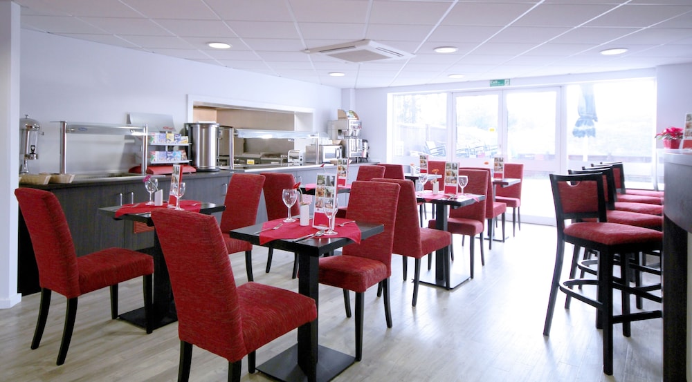 Ramada by Wyndham London Stansted Airport 28/35