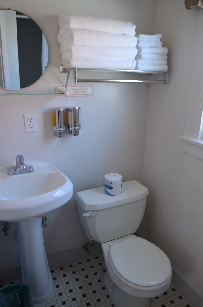 Silver Maple Inn and The Cain House Country Suites 19/19