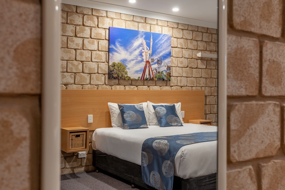 Great Divide Motor Inn 7/49
