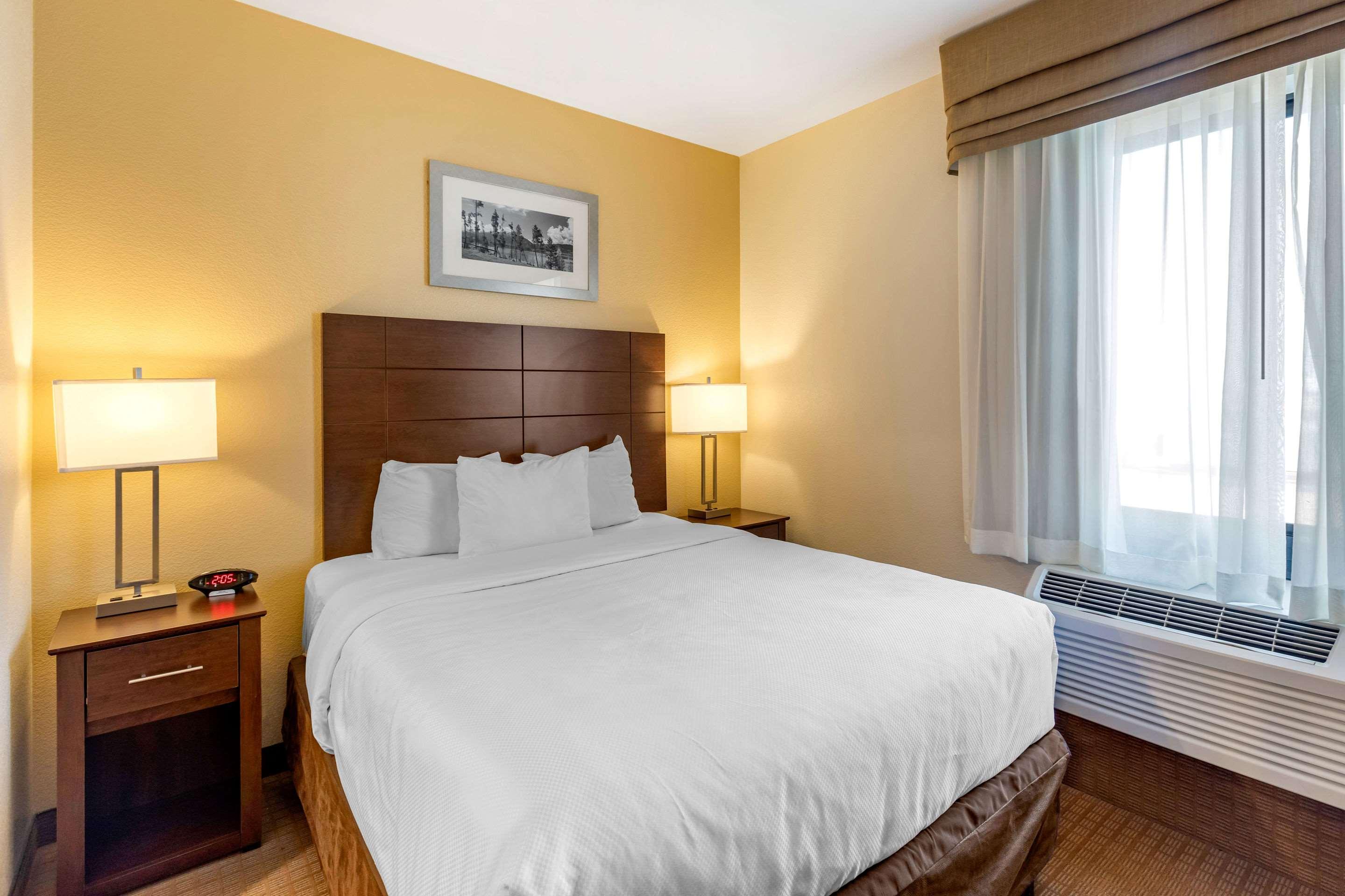 EFFICIENCY, SUITE, QUEEN BED