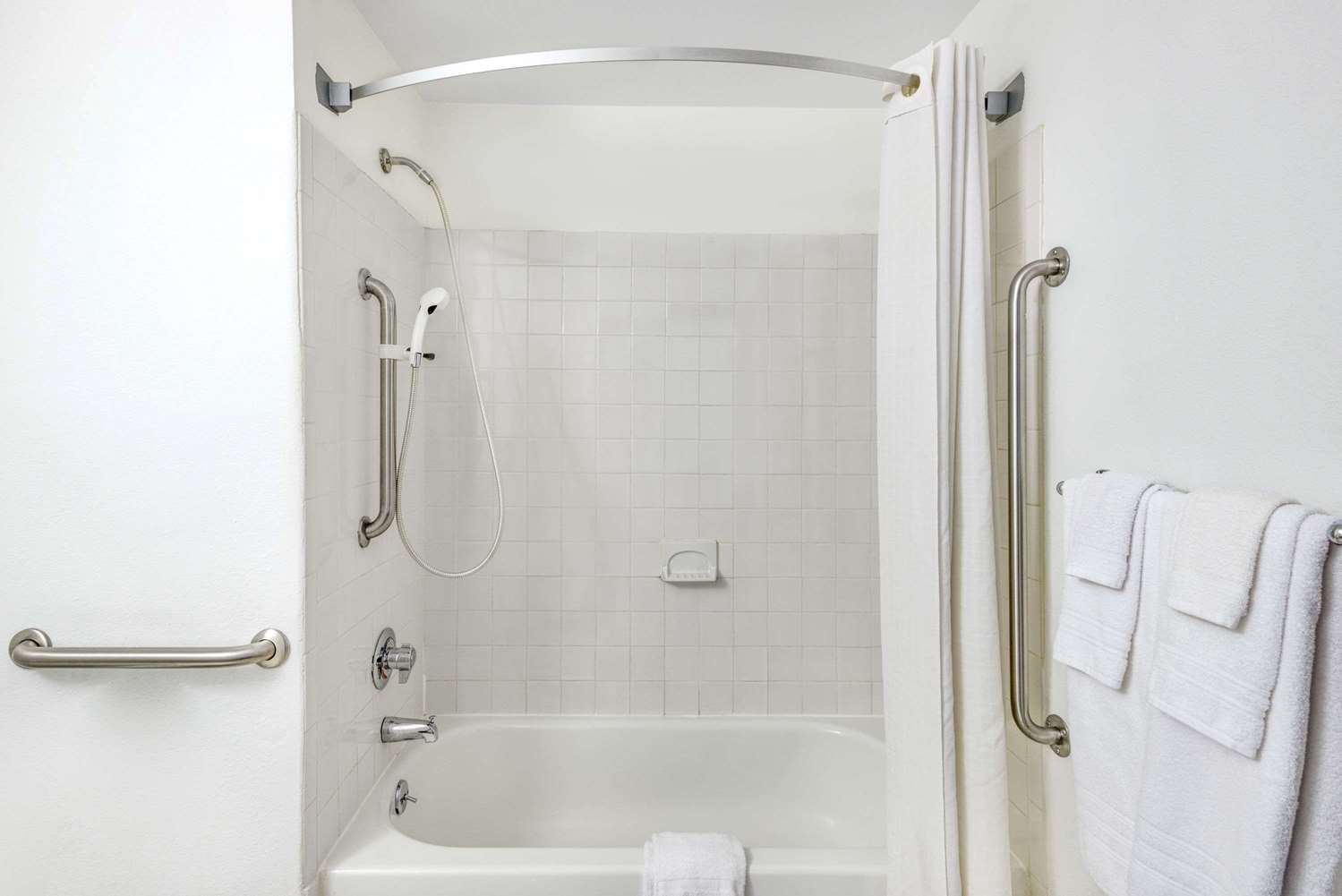Super 8 By Wyndham Kingston 19/21