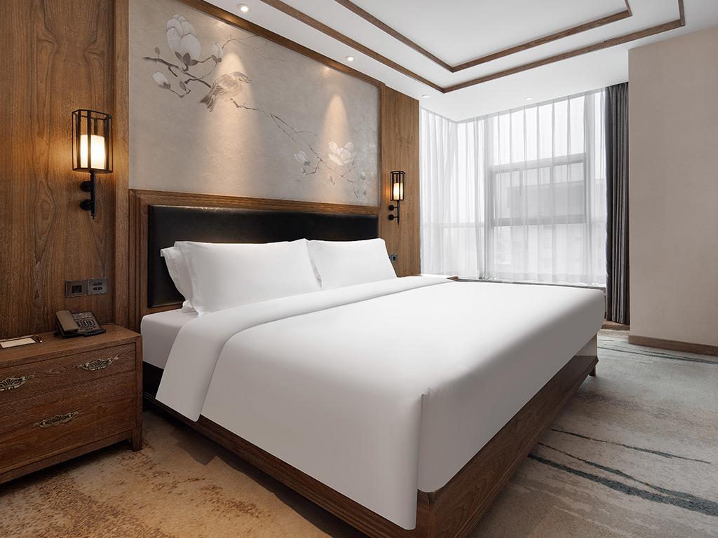 DELUXE, KING BED, CITY VIEW, HIGH FLOOR