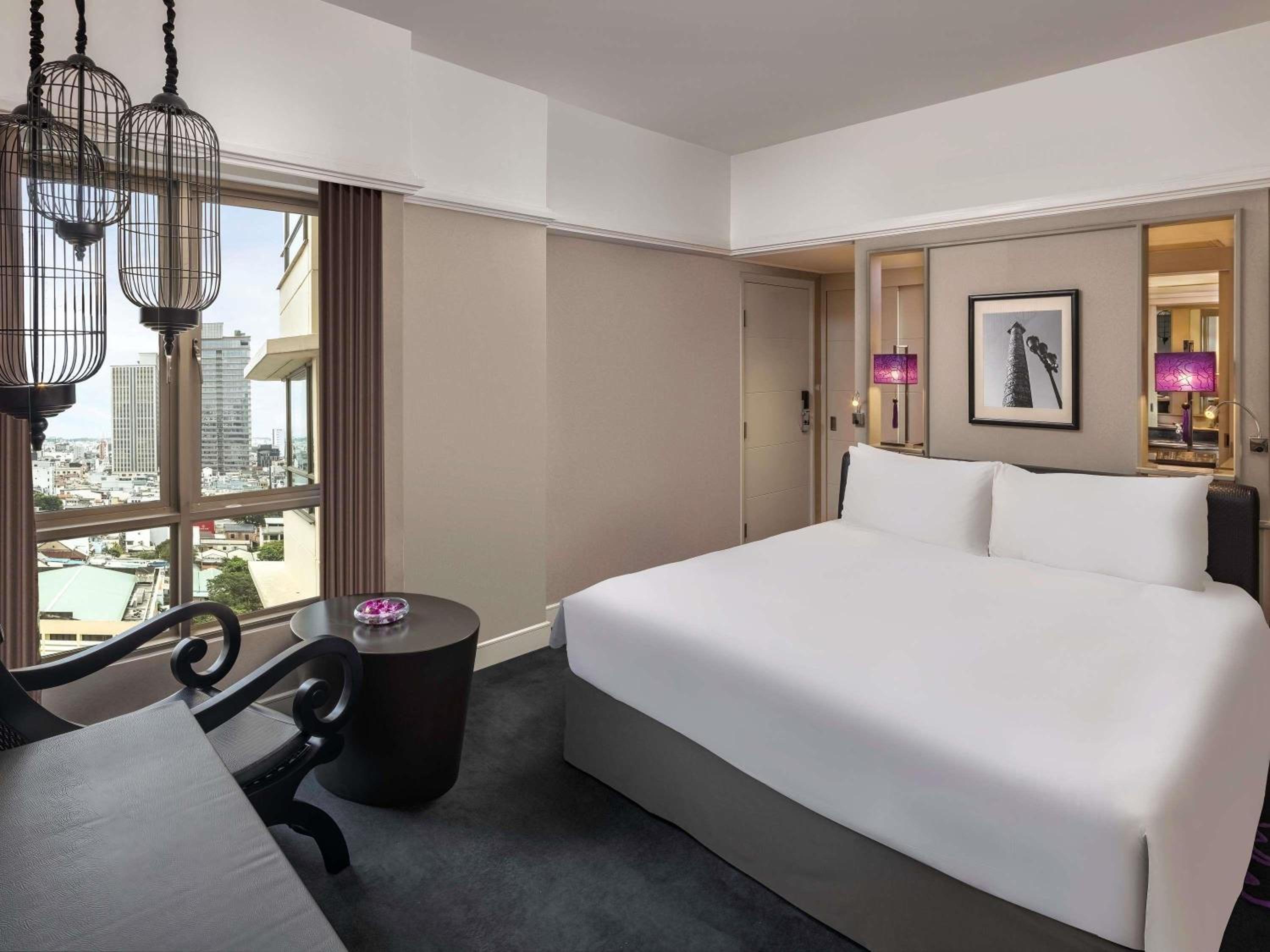 Classic, King Bed, City Side