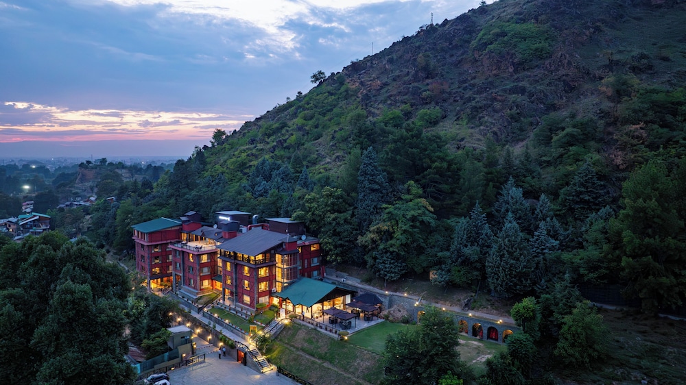 Golden Tulip Srinagar 4/48