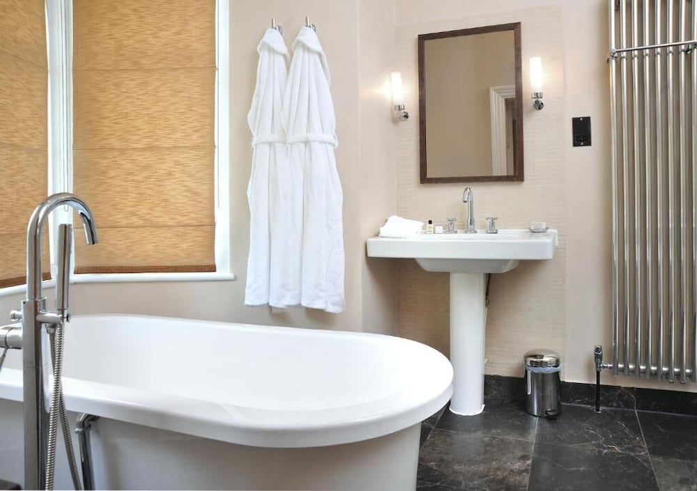St. Elizabeth's House Hotel 27/32