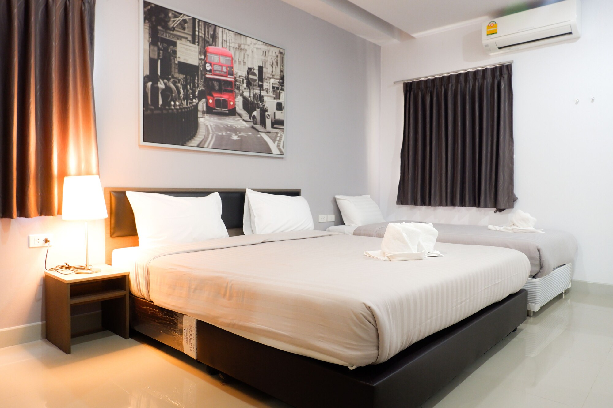 1 BEDROOM, TOWER, JUNIOR, TWIN BEDS, KITCHENETTE
