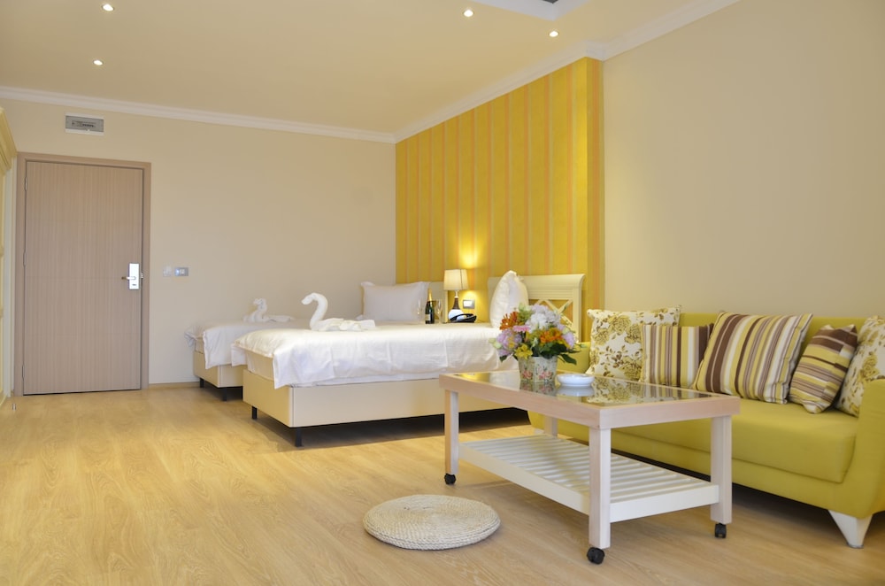 Phoenicia Luxury 10/55