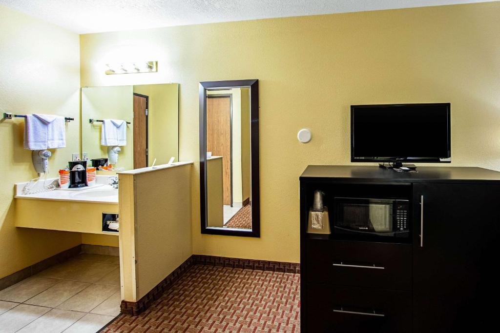 Rodeway Inn Monticello, New York 2/8