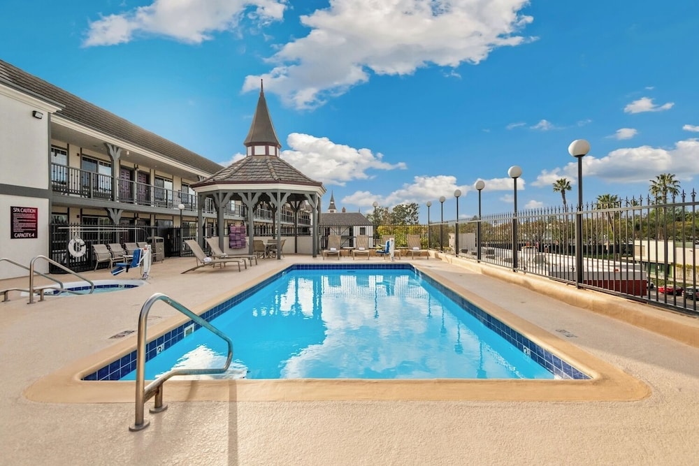 Camelot Inn And Suites 55/62