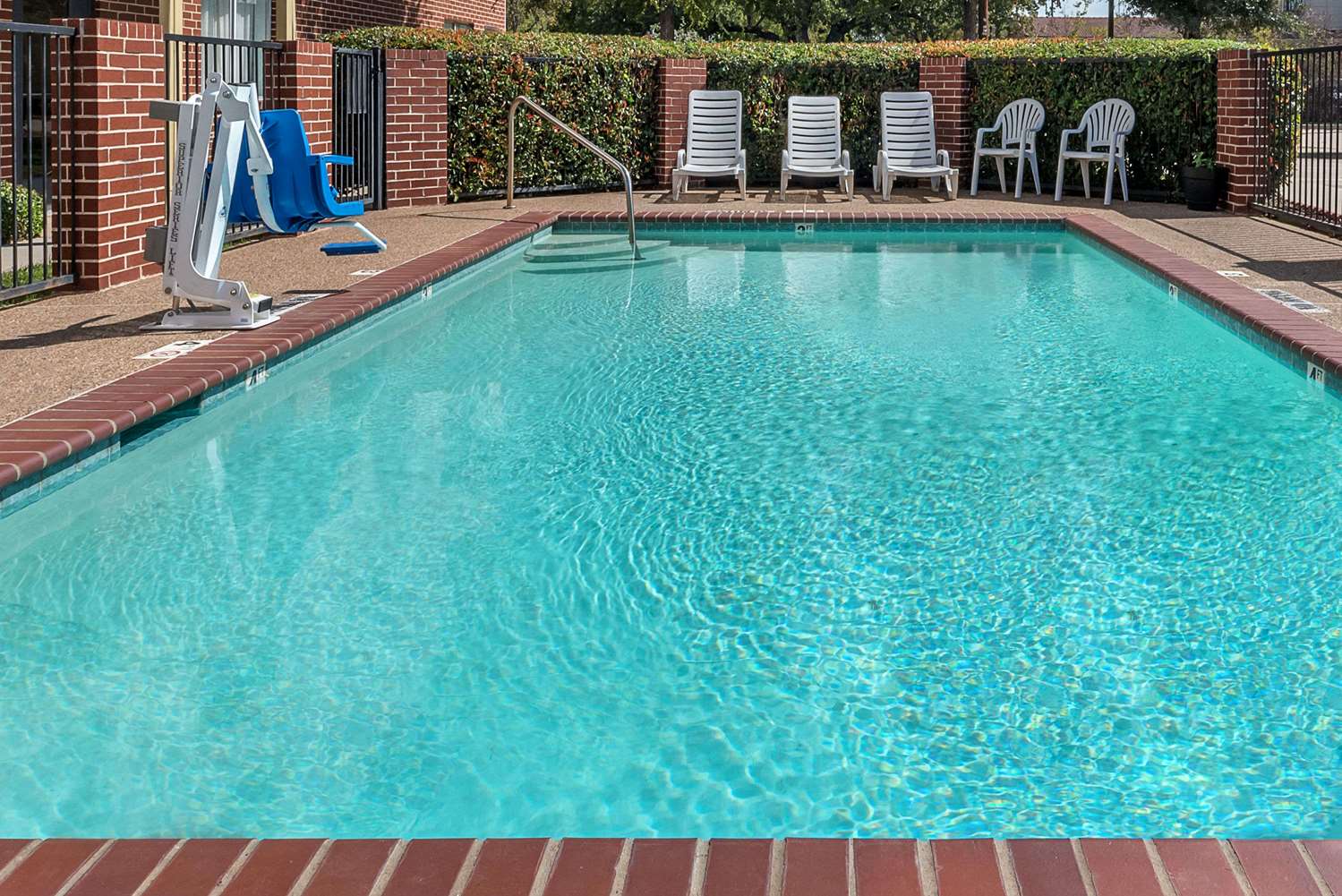 Days Inn Suites By Wyndham Dallas 17/27
