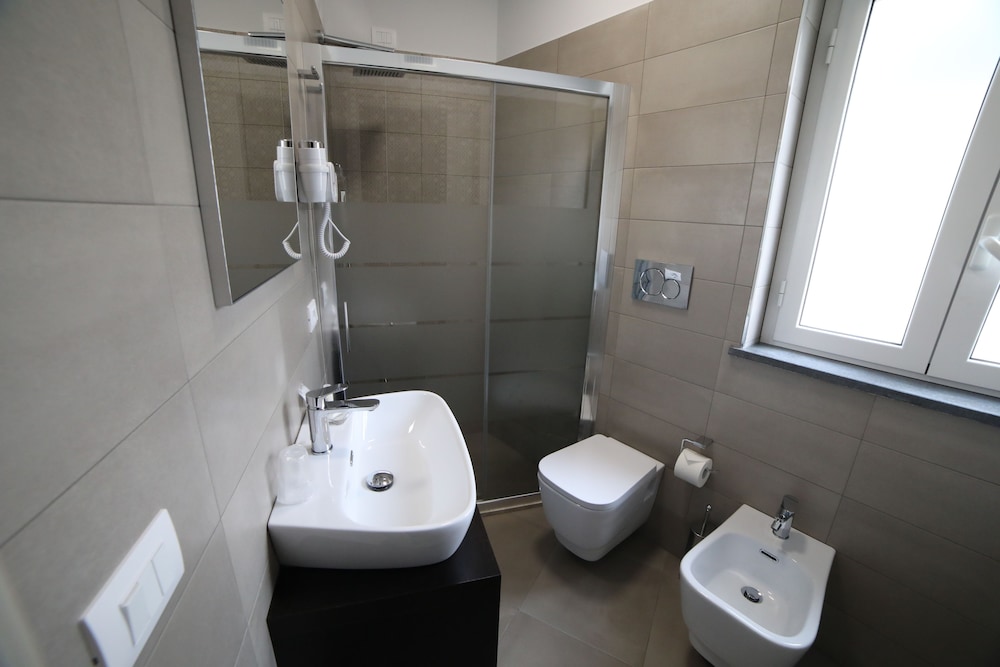 8 Room Hotel 21/80