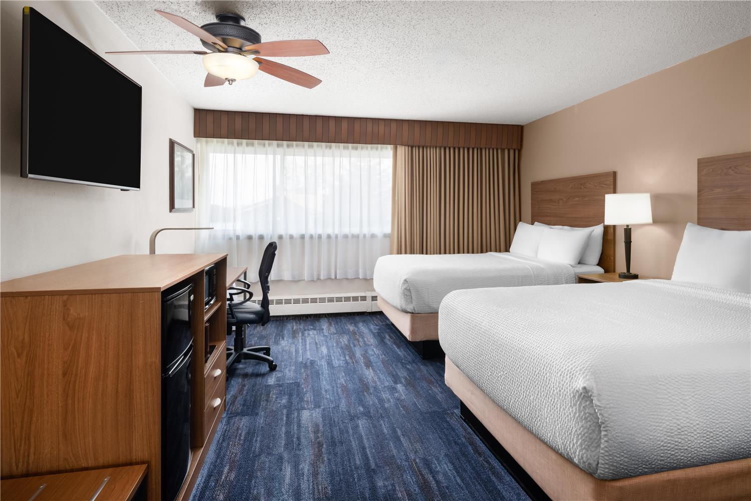 غرفة بسريرين مزدوجين