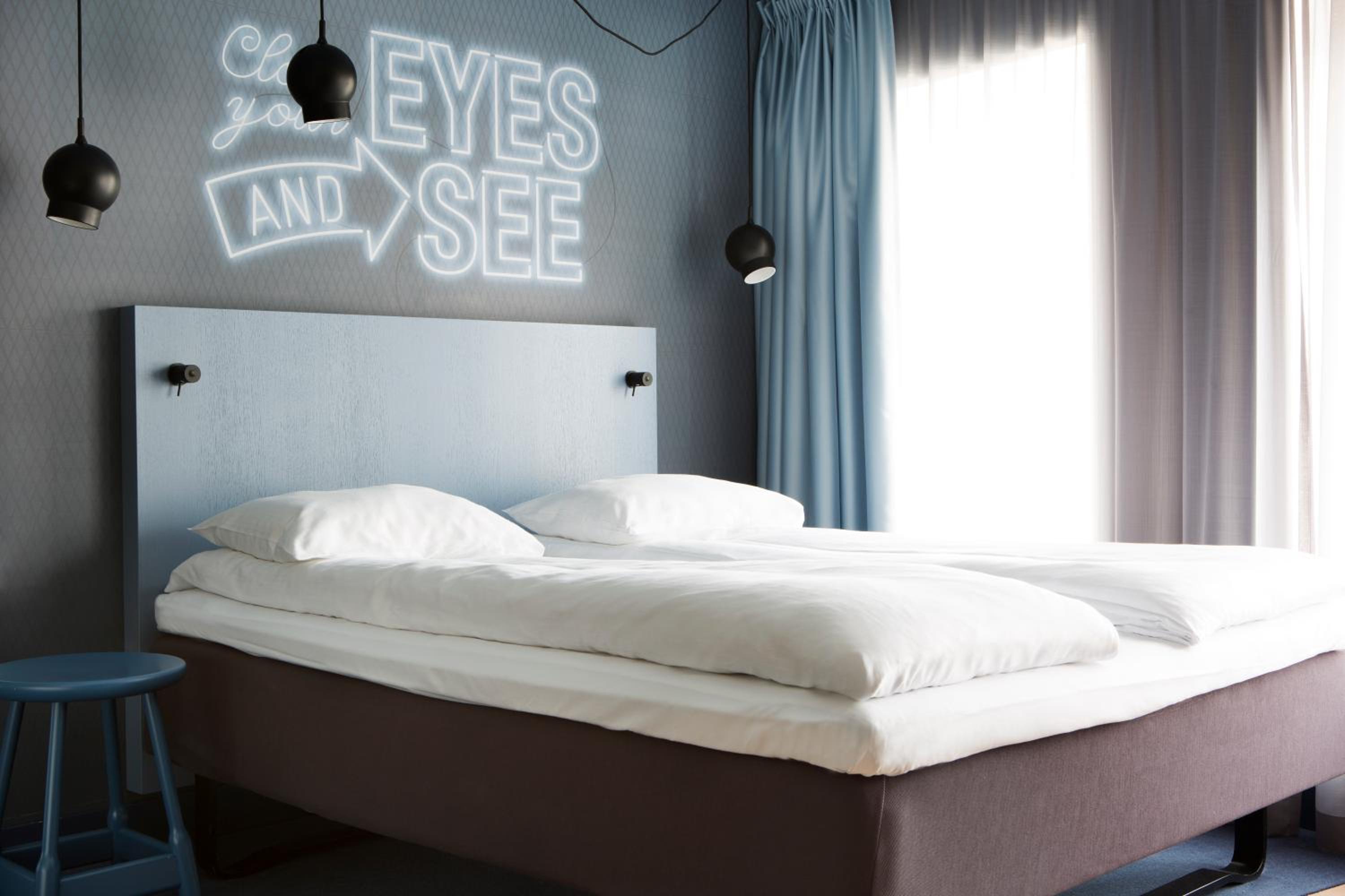 Standard, Queen Bed