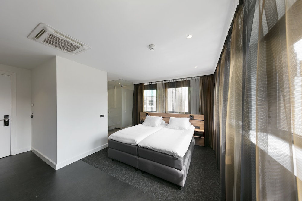 Deluxe, Twin Beds, Theaterhotel Venlo 2/4