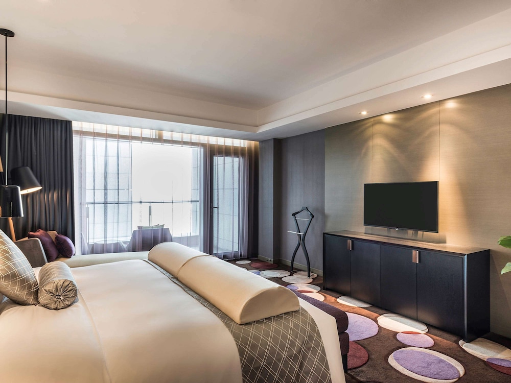 SUITE, KING BED