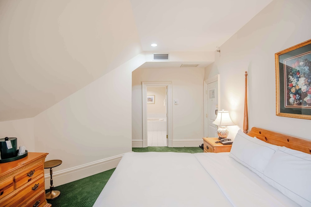 ROOM, KING BED, JETTED TUB