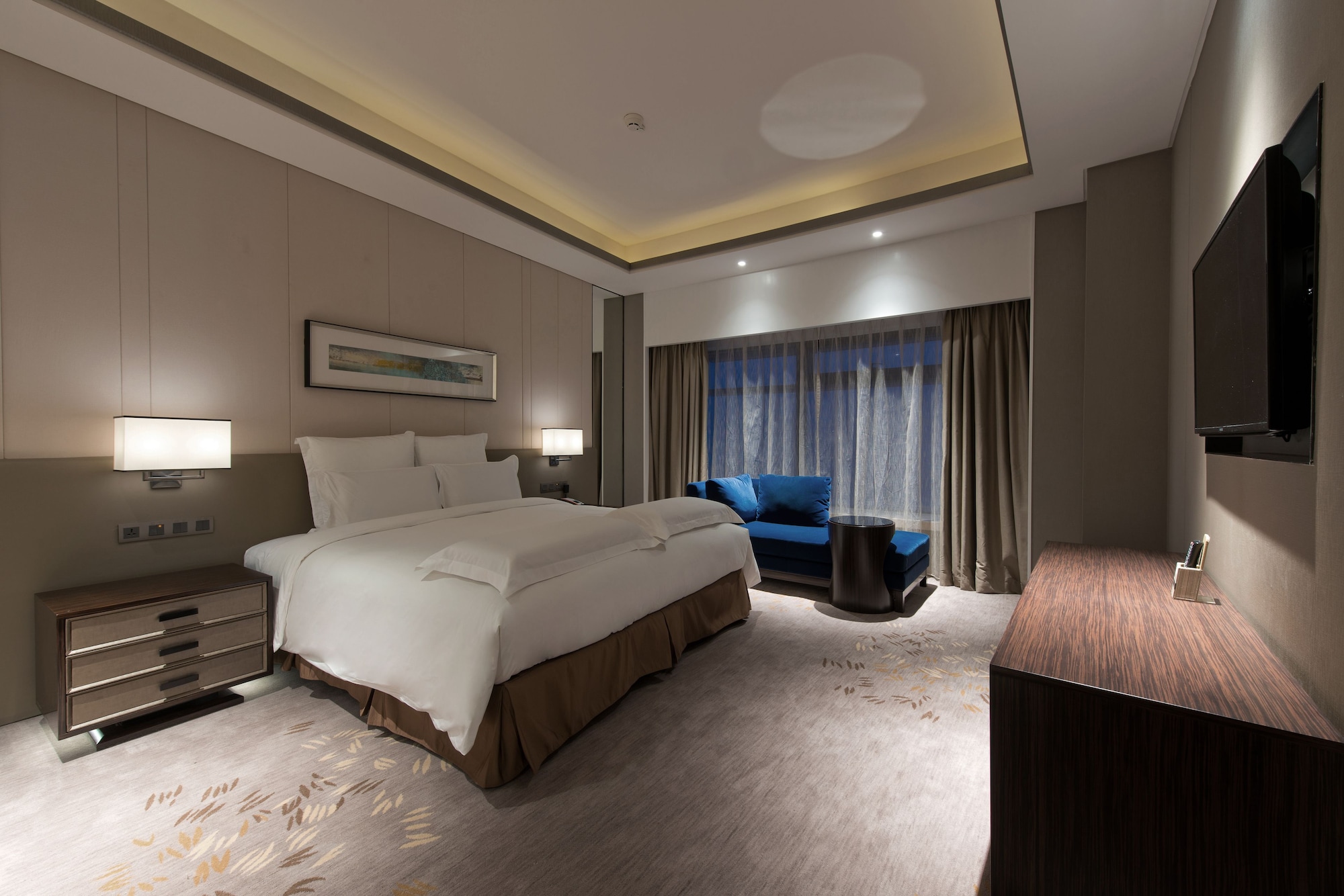 DELUXE, KING BED, CITY VIEW