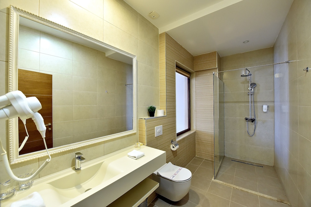 Lazaro Hotel Podgorica 40/45
