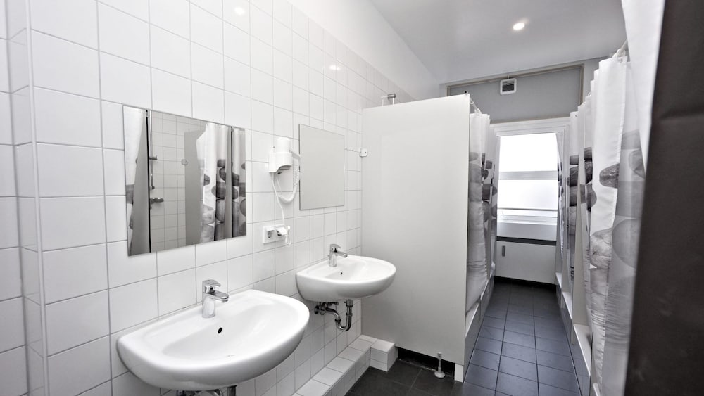 Low Budget Hostel 52/53