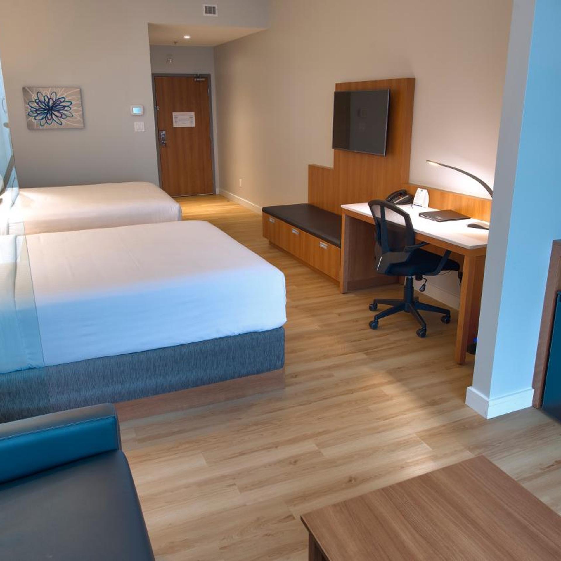 Suite, King Bed, 2 Queen Beds