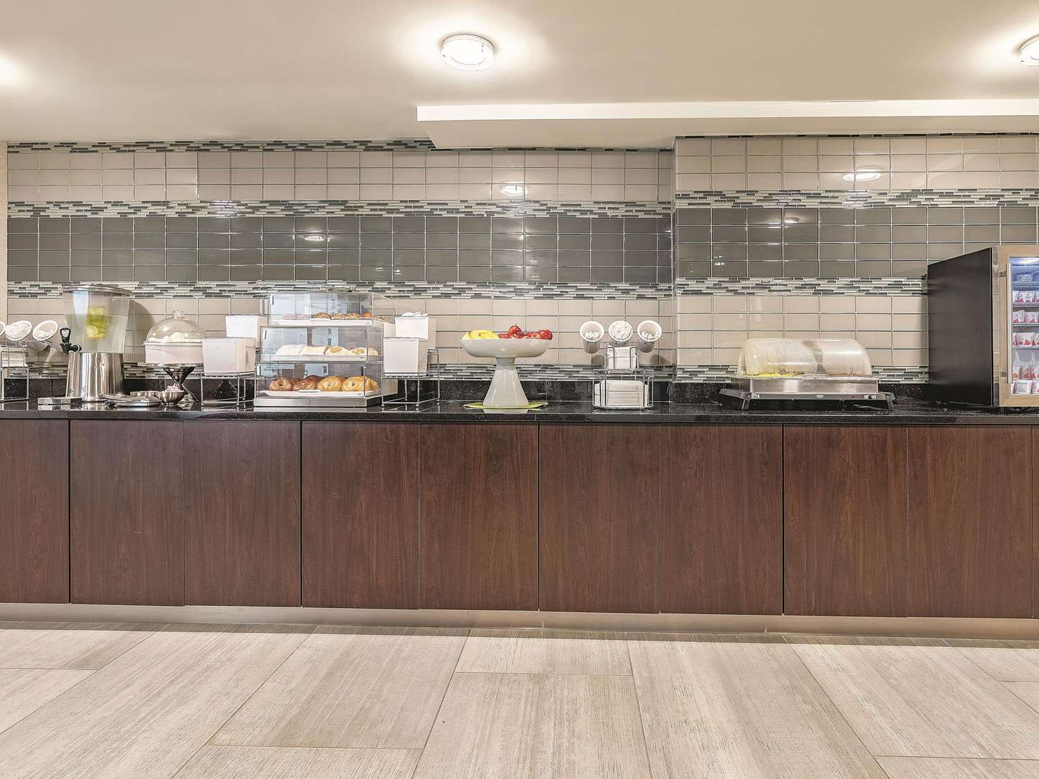 La Quinta Inn and Suites by Wyndham Portland 8/50