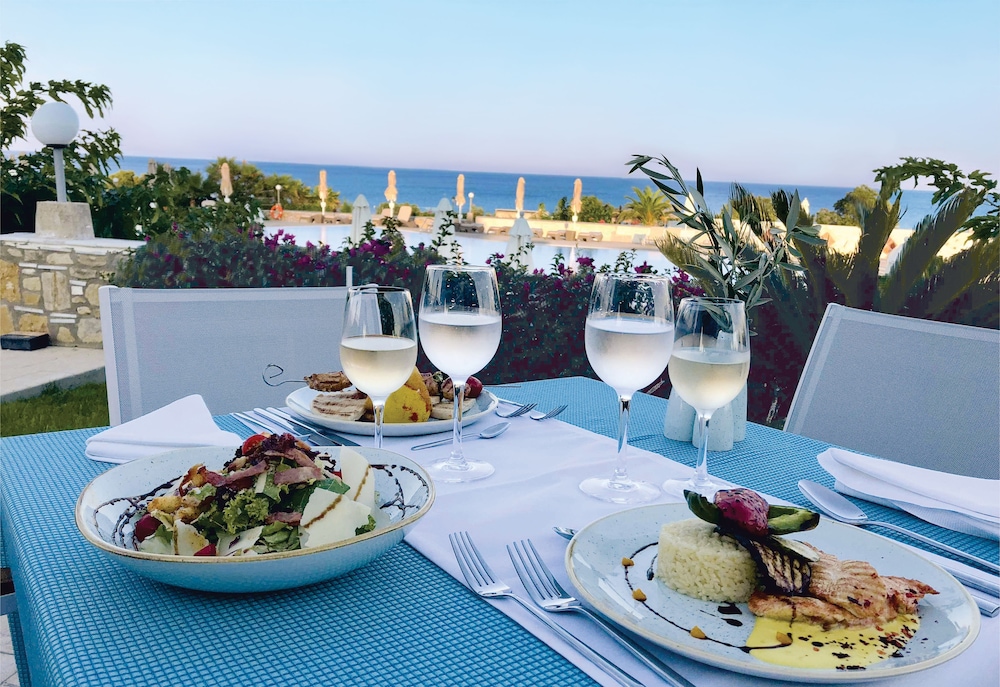 Grand Blue Beach Hotel 77/94