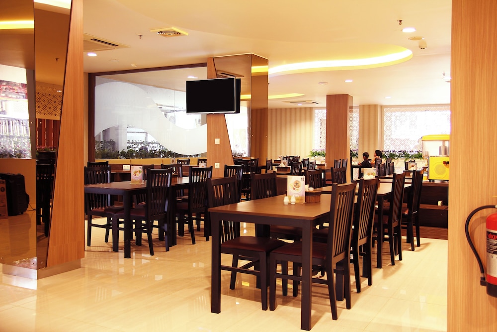 Astoria Hotel (formerly Hanum Hotel) 14/18