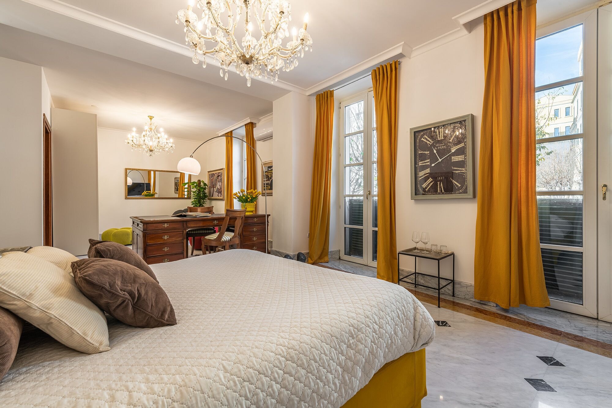 JUNIOR SUITE, QUEEN BED, SOFA