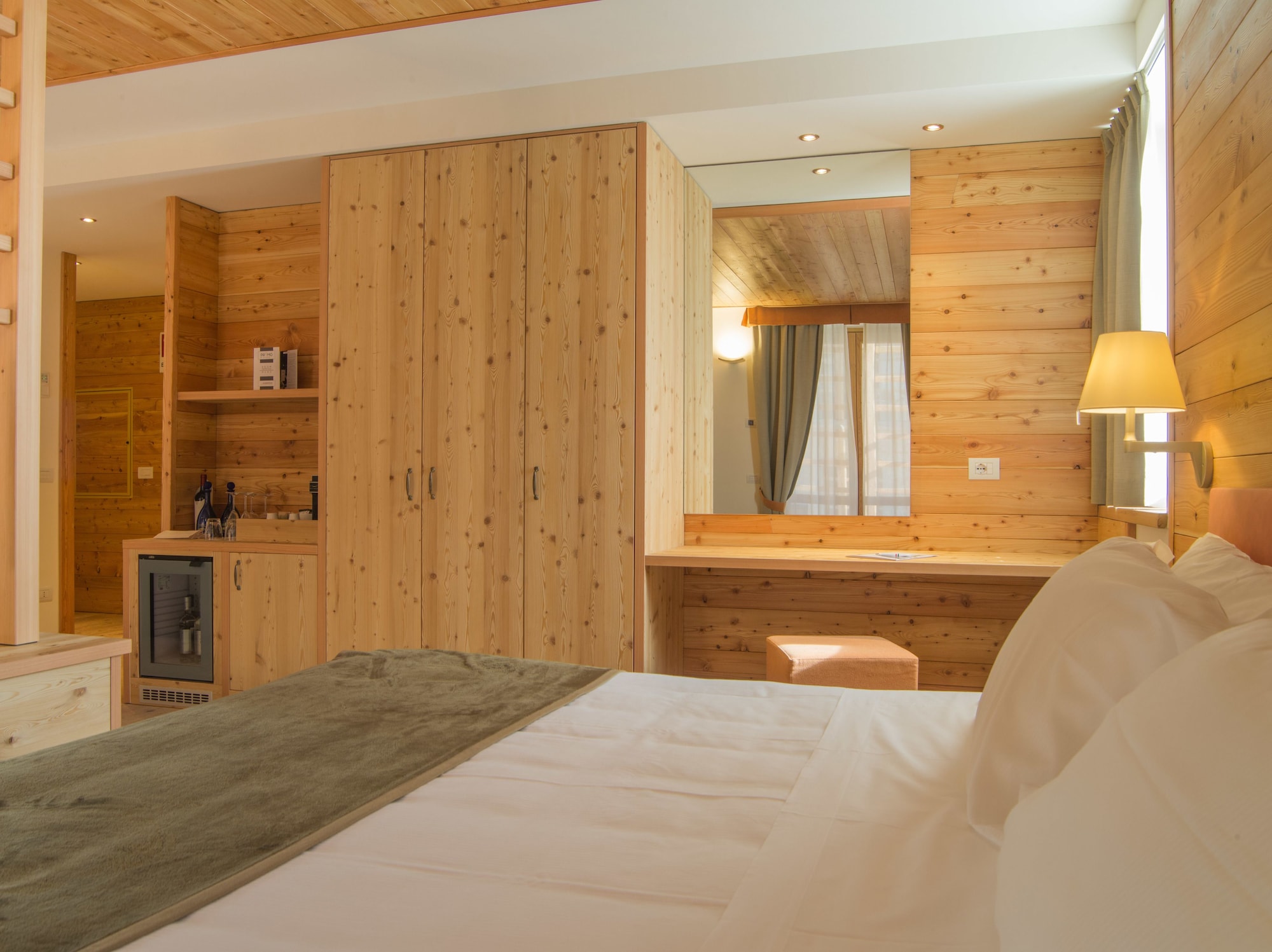 غرفة سوبيريور بسرير كوين مع أريكة، Alagna Experience Resort 2/3