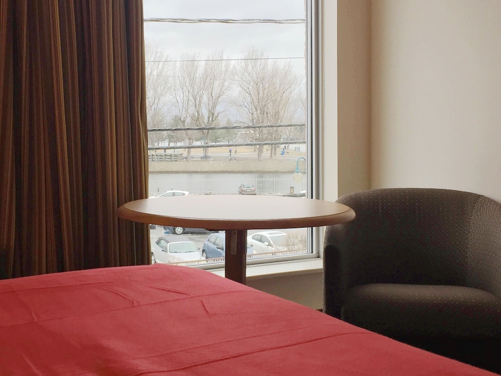 Auberge Du Grand Lac 23/50