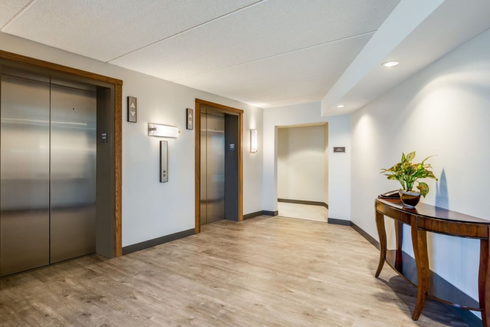 CROWNE PLAZA MILWAUKEE AIRPORT 27/81