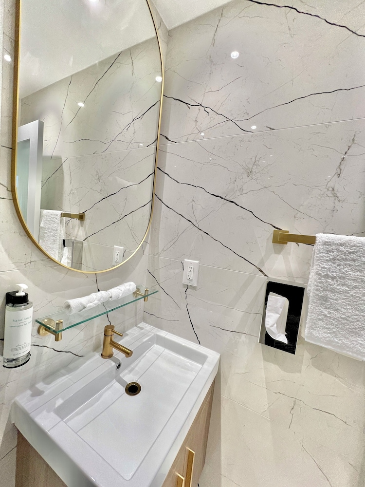 Toronto Rooms And Suites 41/49