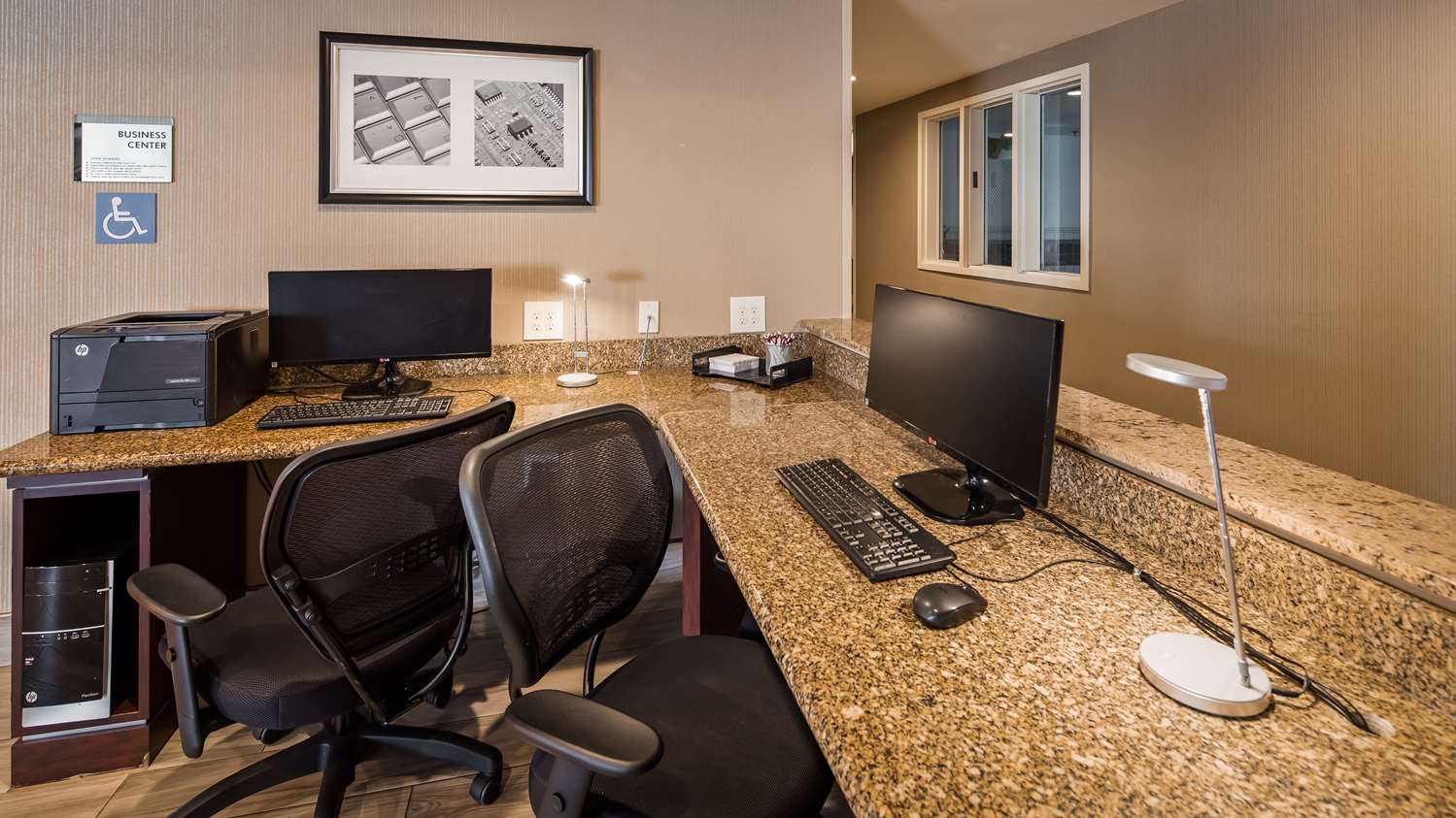 Airport Inn and Suites 22/28