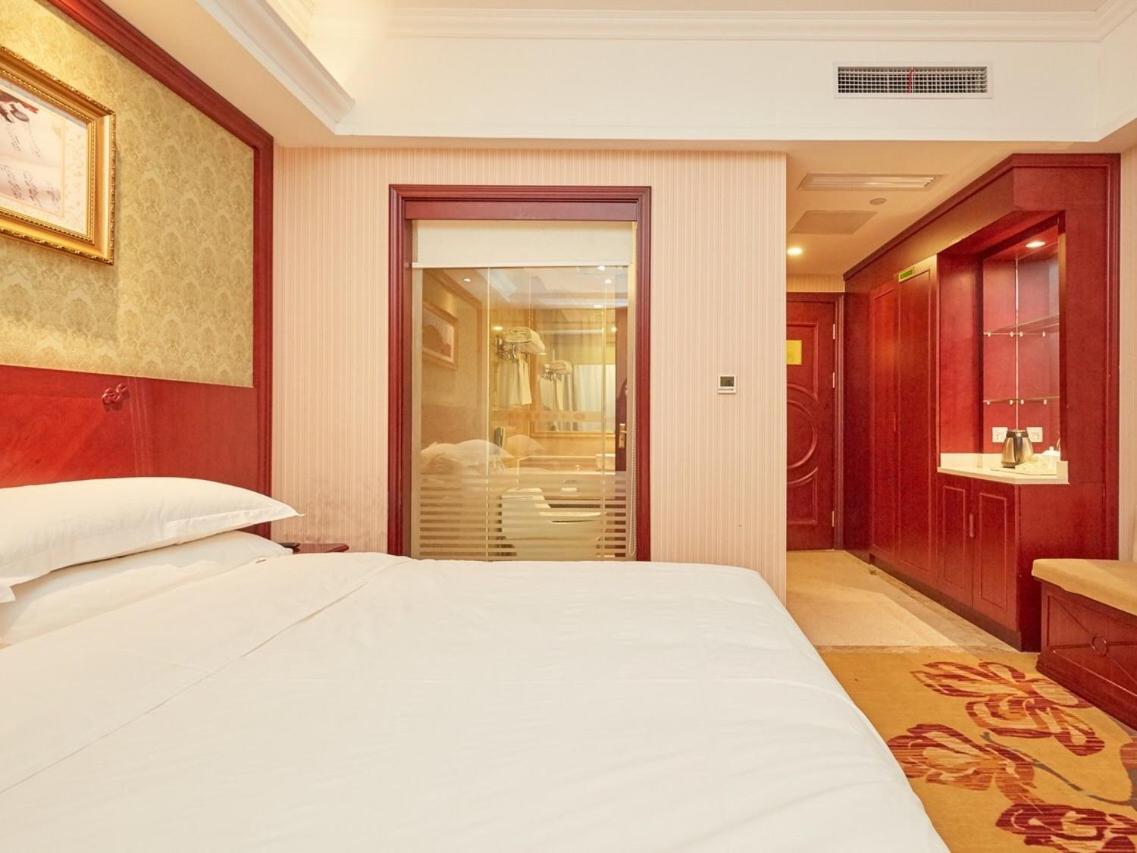 Vienna Classic Hotel (Shanghai Jinshan Zhangyan Industrial Park Zhongqiao College) 14/23
