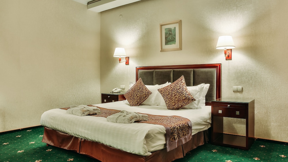 SUITE, KING BED