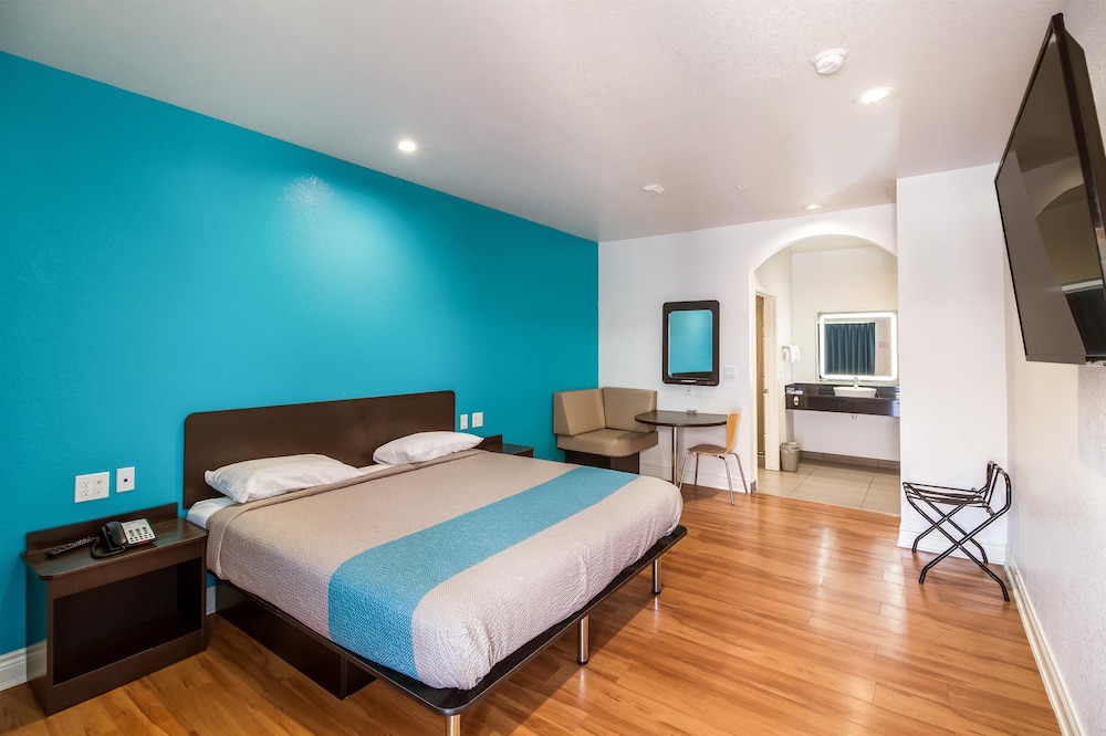 Motel6 Houston, TX - North 20/55