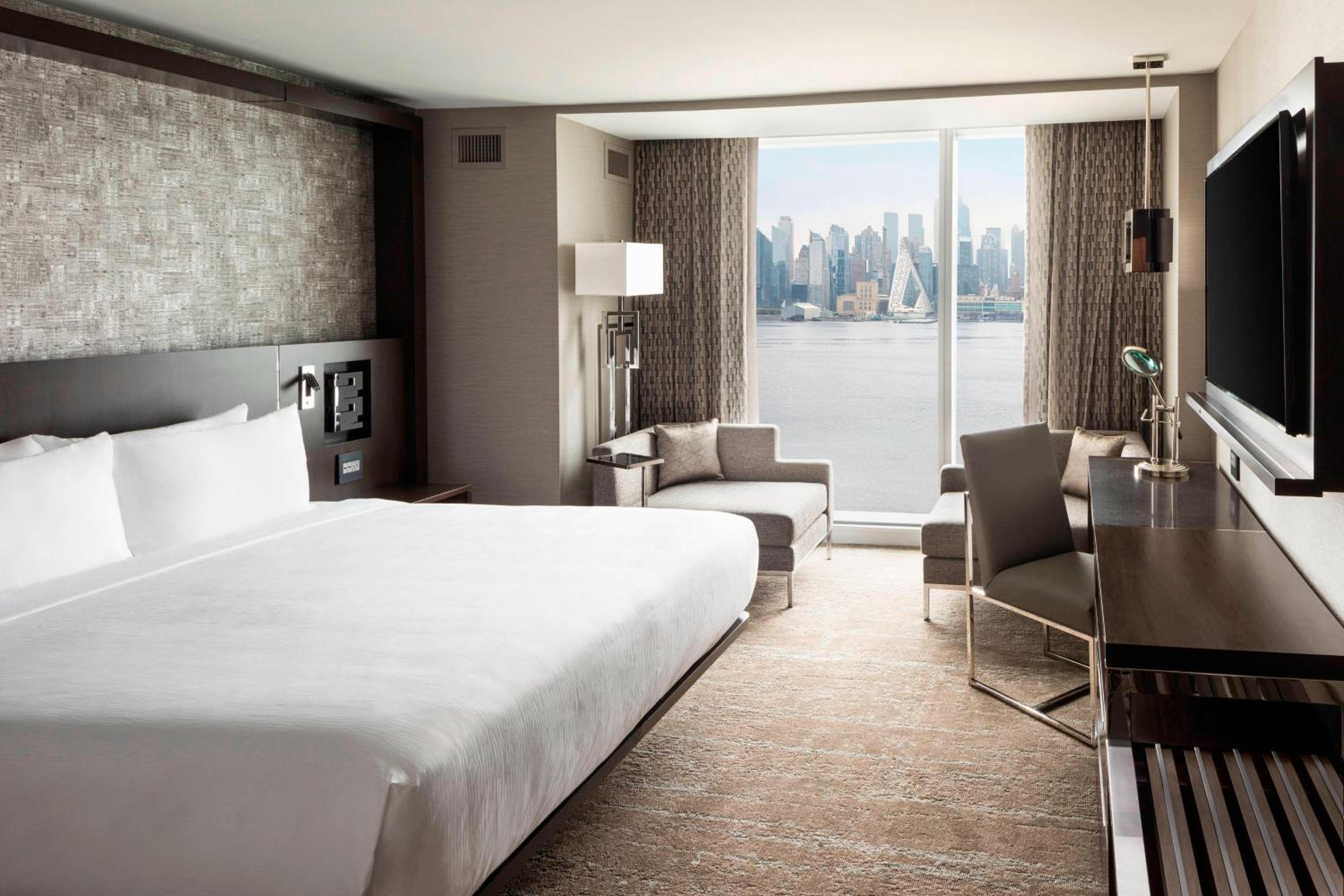 Guest Room, King Bed, Skyline View