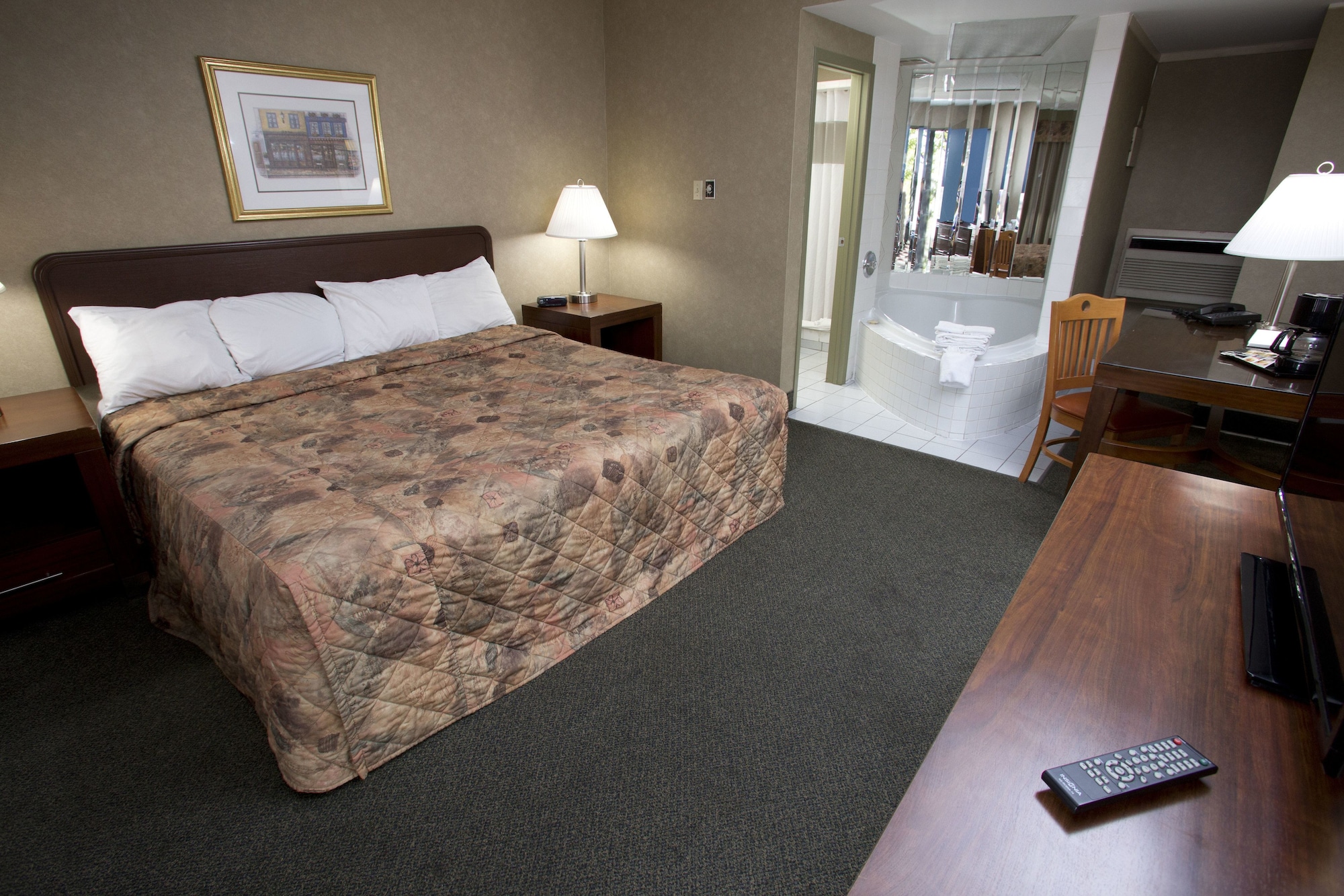 SUITE, KING BED, HOT TUB, COURTYARD AREA
