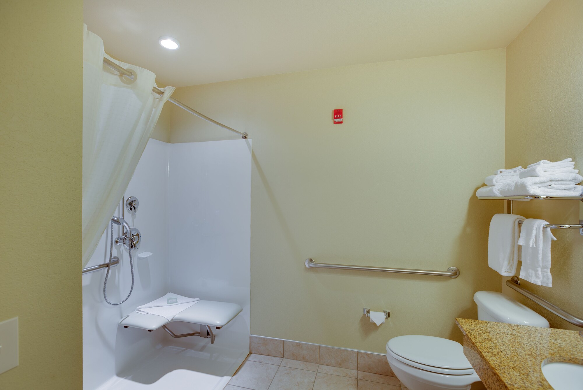 غرفة بسرير كينج لذوي الإعاقة، Cobblestone Inn & Suites - Clintonville 6/7