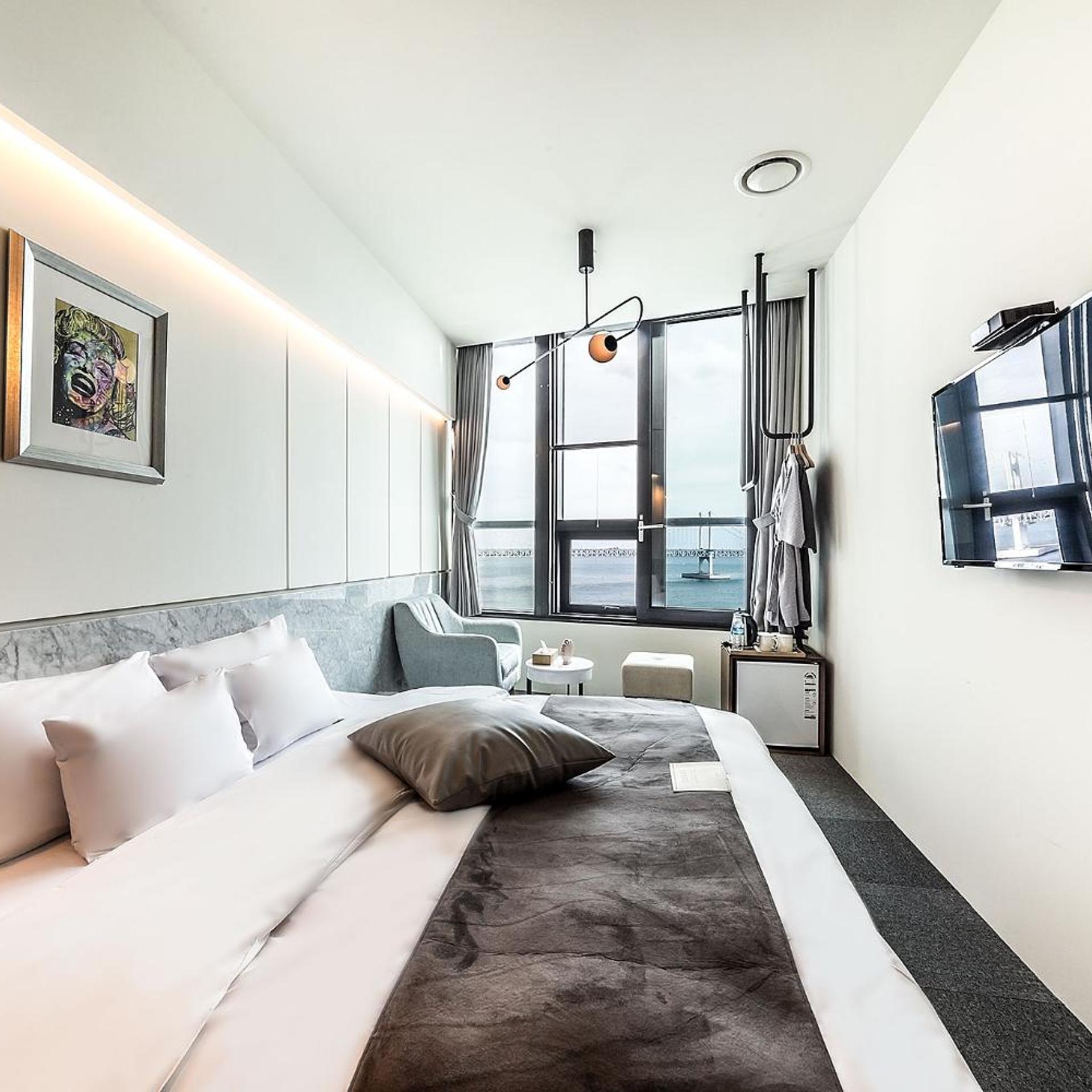Standard, King Bed, Sea View, H Avenue 7/10