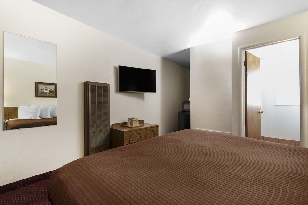 غرفة بسرير كينج بجاكوزي، Town House Motel - Historic Old Town Eureka 4/6