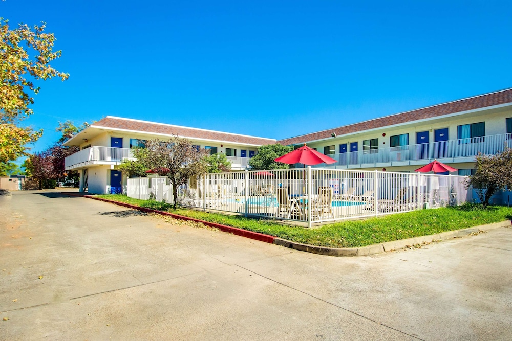 Motel6 Redding, CA - North 27/36