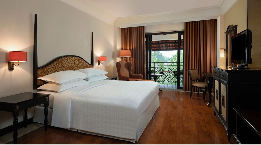 JUNIOR, KING BED, POOL VIEW, BALCONY