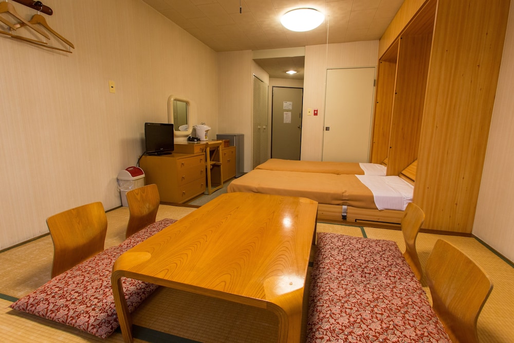 HOTEL VILLAGE 32/50