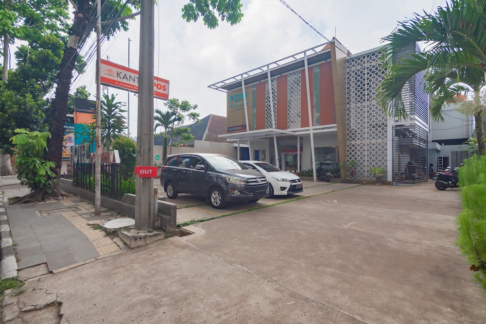 RedDoorz Plus @ Point Phila Cihampelas 44/50