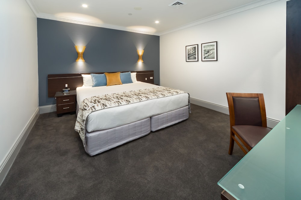 HYDE PARK INN 5/50